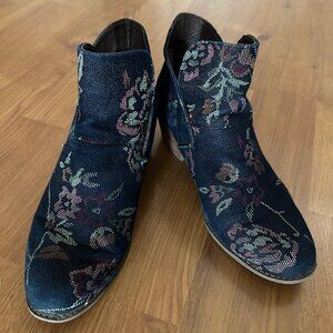 Zena Me Too Ankle Boots Sz 10 - Denim with Floral Pattern